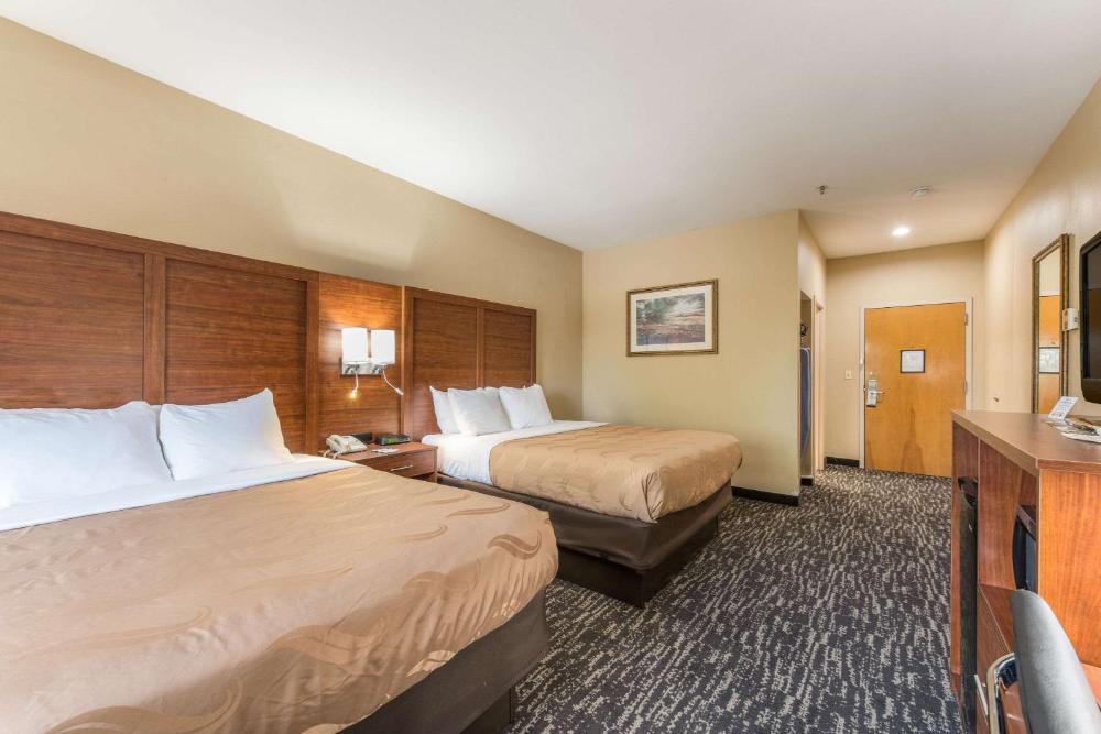 Queen Room with Two Queen Beds - Non-Smoking interior