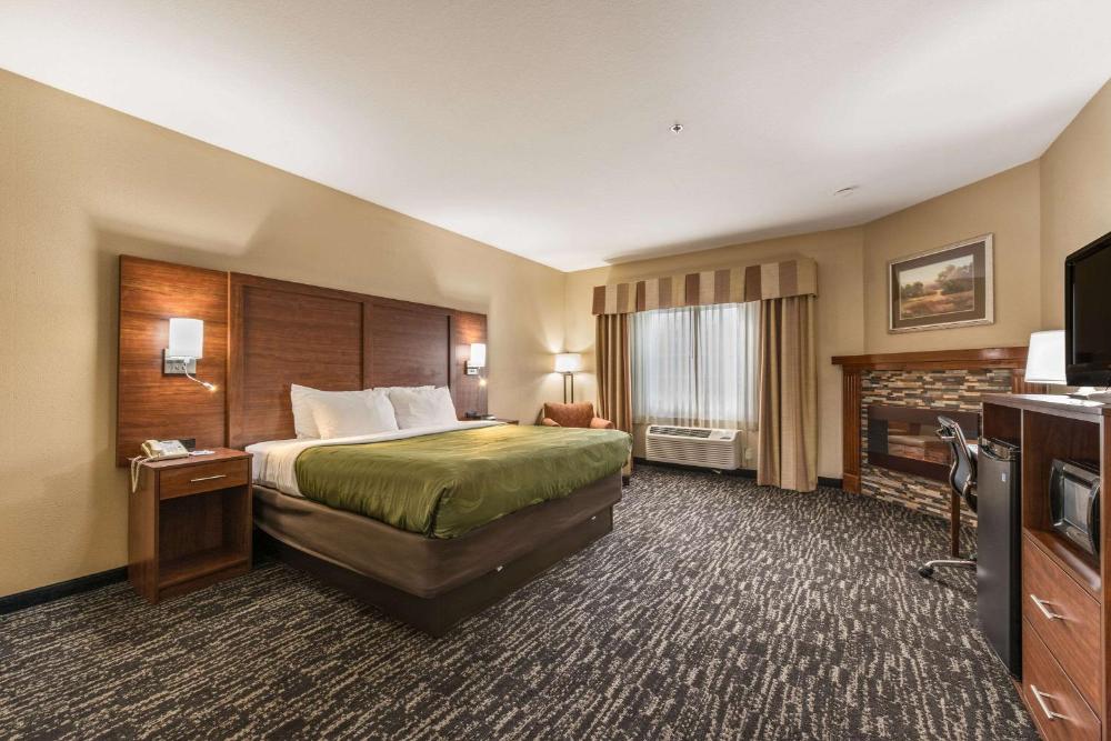 Deluxe King Room - Non-Smoking interior